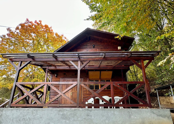 MAĎARSKO - JAZERO RAKACA - 4 IZBOVÁ ZARIADENÁ ZRUBOVÁ POSCHODOVÁ CHATA PRI JAZERE S TERASOU.