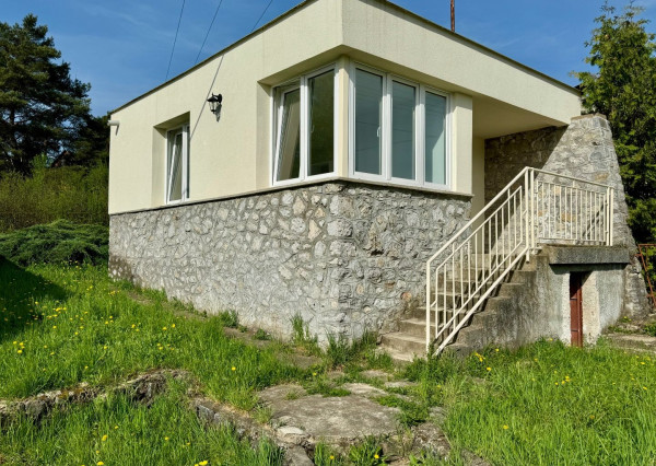 NOVÁ CENA - MAĎARSKO - JAZERO RAKACA - MUROVANÁ CHATA - PRI JAZERE S TERASOU.