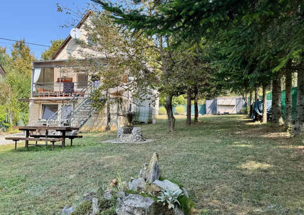 MAĎARSKO - JAZERO RAKACA - POSCHODOVÁ 4 IZBOVÁ CHATA, KUCHYŇA, PRI JAZERE S TERASOU.