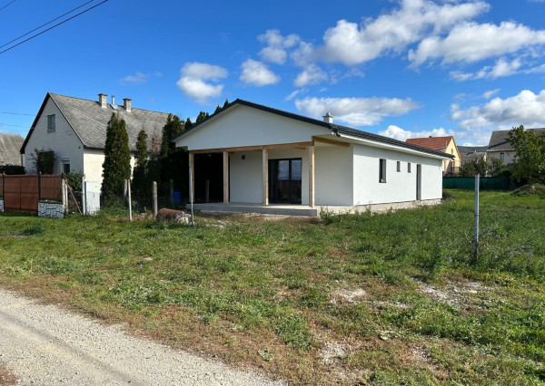 MAĎARSKO - GONC NOVOSTAVBA 4 IZBOVÉHO RD 100 M2, POZEMOK 852 M2