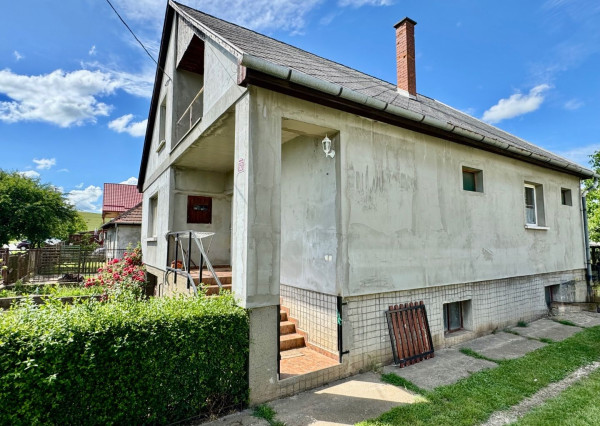 MAĎARSKO - MÉRA  5 IZBOVÝ POSCHODOVÝ RODINNÝ DOM S VEĽKÝM POZEMKOM 1080 M2.