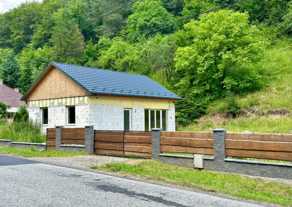 MAĎARSKO - HOLLOHÁZA NOVOSTAVBA 3 IZBOVÉHO RD - SUPER PROSTREDIE S VÝHĽADOM NA OKOLITÉ LESY.