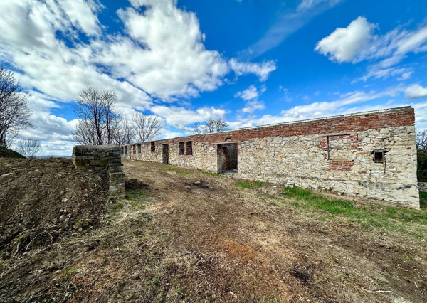 MAĎARSKO - ABAUJVÁR STAVEBNÝ POZEMOK, ZÁKLADY DOMU A MÚRY 1.700 M2, VŠETKY IS.