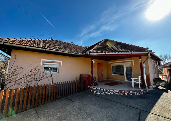 MAĎARSKO - SZENDRO 2 IZBOVÝ PEKNÝ ZREKONŠTRUOVANÝ RODINNÝ DOM  SO SAMOSTATNOU GARÁŽOU