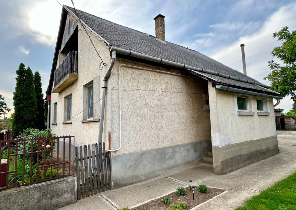 MAĎARSKO - MÉRA 3 IZBOVÝ RODINNÝ DOM S GARÁŽOU S MOŽNOSŤOU DOBUDOVANIA PODKROVIA.