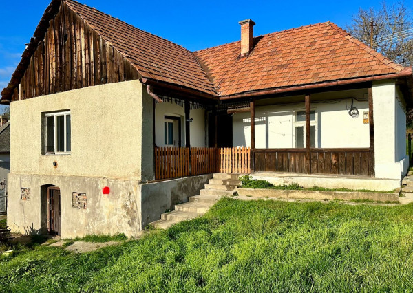 MAĎARSKO - RUDABÁNYA ROMANTICKÝ 2 IZBOVÝ RODINNÝ DOM V TICHEJ ULICI S POZEMKOM 1800 M2