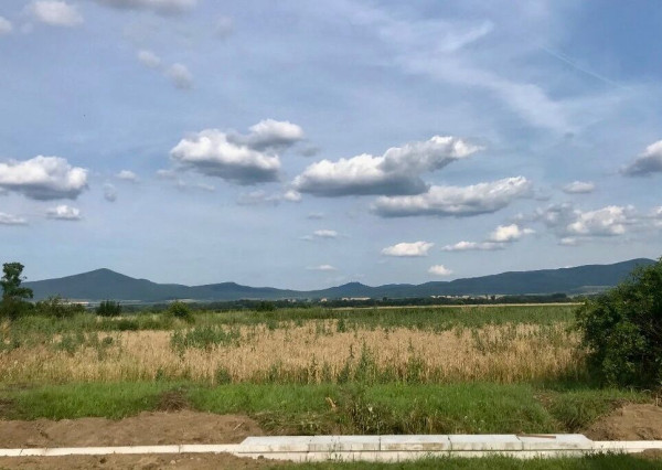 MAĎARSKO - NOVAJIDRANY STAVEBNÝ POZEMOK  1.000 M2, VŠETKY IS.