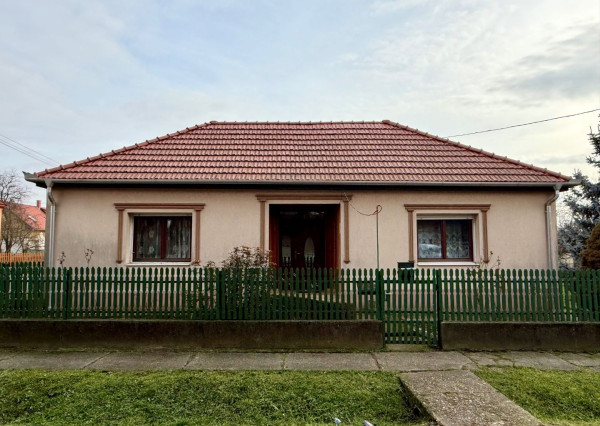 MAĎARSKO - ENCS - 3 IZBOVÝ RODINNÝ DOM S TERASOU, DVOJGARÁŽ, VÝBORNÝ STAV, S PEKNOU UDRŽIAVANOU ZÁHRADOU.