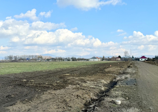 MAĎARSKO - ENCS STAVEBNÝ POZEMOK  1.000 M2, VŠETKY IS.