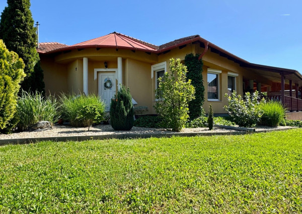 MAĎARSKO - ENCS  4 IZBOVÝ DOM S GARÁŽOU A TERASOU, PEKNÁ ZÁHRADA.