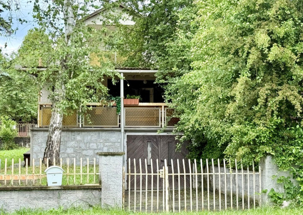 MAĎARSKO - JAZERO RAKACA - POSCHODOVÁ 5 IZBOVÁ CHATA, TERASA, BAZÉN, GARÁŽ.