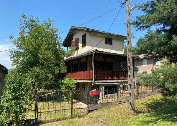 SZALONNA KOMPLETNE ZARIADENÁ 4 IZBOVÁ CHATA PRI JAZERE RAKACA.