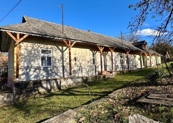 MAĎARSKO - TORNASZENTANDRÁS - PEKNÝ 3 IZBOVÝ DOM, LETNÁ KUCHYŇA.