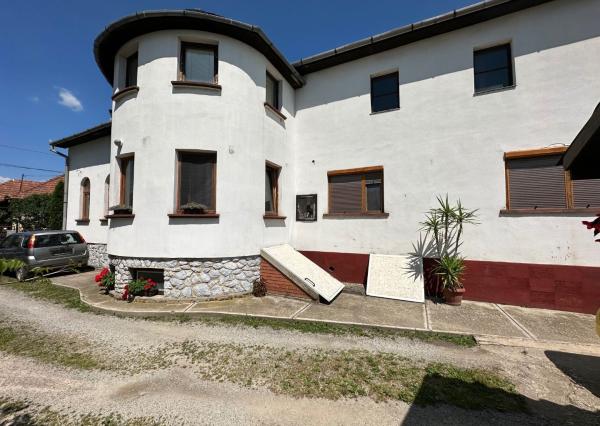 MAĎARSKO - SZENDRO PEKNÝ 5 IZBOVÝ RODINNÝ DOM S 2 BYTOVÝMI JEDNOTKAMI, S TERASOU A GARÁŽOU