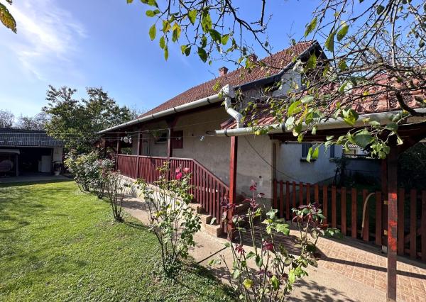 MAĎARSKO - SZENDRO  4 IZBOVÝ RODINNÝ DOM NA KĽUDNOM MIESTE