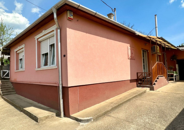MAĎARSKO - SZENDRŐ ZREKONŠTRUOVANÝ 3 IZBOVÝ RD S PEKNÝM POZEMKOM.