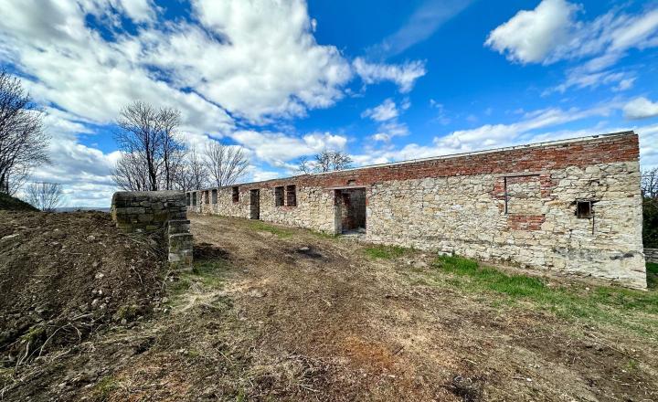 MAĎARSKO - ABAUJVÁR STAVEBNÝ POZEMOK, ZÁKLADY DOMU A MÚRY 1.700 M2, VŠETKY IS.
