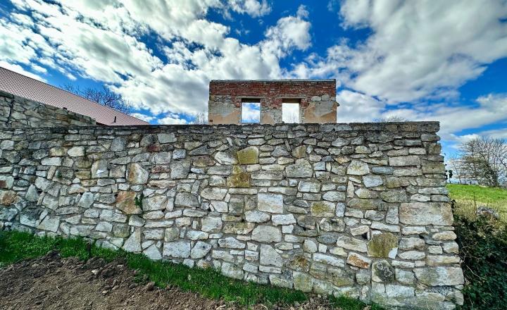 MAĎARSKO - ABAUJVÁR STAVEBNÝ POZEMOK, ZÁKLADY DOMU A MÚRY 1.700 M2, VŠETKY IS. - fotografia 1