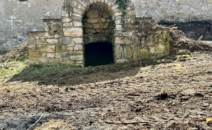 MAĎARSKO - ABAUJVÁR STAVEBNÝ POZEMOK, ZÁKLADY DOMU A MÚRY 1.700 M2, VŠETKY IS. - fotografia 5