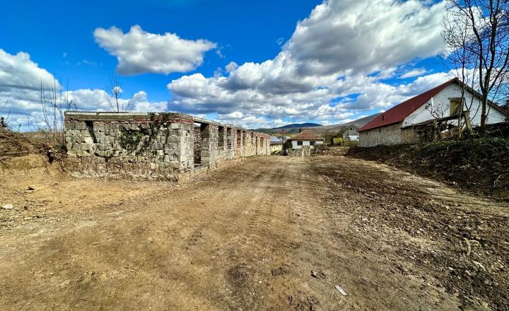 MAĎARSKO - ABAUJVÁR STAVEBNÝ POZEMOK, ZÁKLADY DOMU A MÚRY 1.700 M2, VŠETKY IS. - fotografia 6