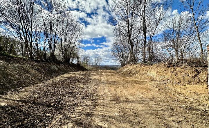 MAĎARSKO - ABAUJVÁR STAVEBNÝ POZEMOK, ZÁKLADY DOMU A MÚRY 1.700 M2, VŠETKY IS. - fotografia 7