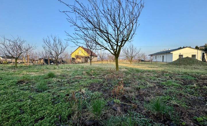 MAĎARSKO - GONC STAVEBNÝ POZEMOK 852 M2, IS NA HRANICI POZEMKU.