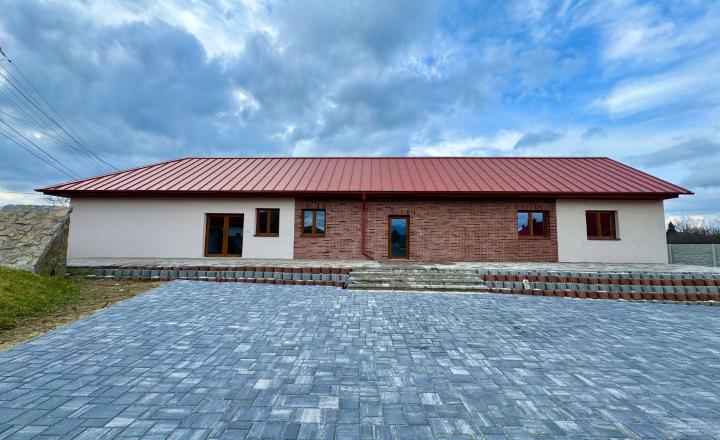 MAĎARSKO - HIDASNÉMETI - NOVOSTAVBA 4 IZBOVÝ RD 161 M2, TERASA 105 M2, PIVNICA, POZEMOK 1039 M2.