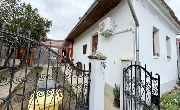 MAĎARSKO - HEJCE PEKNÝ 3 IZBOVÝ RODINNÝ DOM NA VEĽKOM POZEMKU