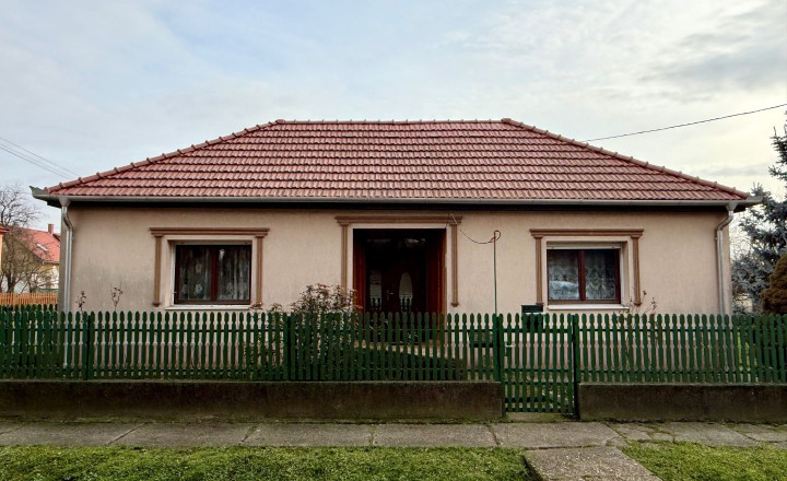 MAĎARSKO - ENCS - 3 IZBOVÝ RODINNÝ DOM S TERASOU, DVOJGARÁŽ, VÝBORNÝ STAV, S PEKNOU UDRŽIAVANOU ZÁHRADOU.