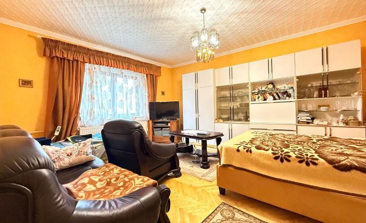MAĎARSKO - ENCS - 3 IZBOVÝ RODINNÝ DOM S TERASOU, DVOJGARÁŽ, VÝBORNÝ STAV, S PEKNOU UDRŽIAVANOU ZÁHRADOU. - fotografia 1