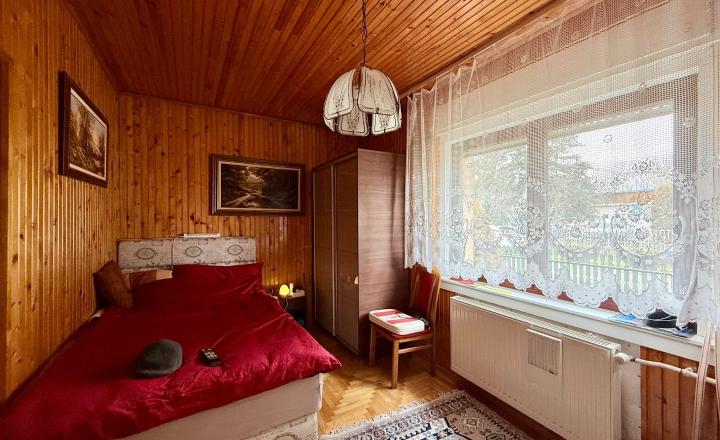MAĎARSKO - ENCS - 3 IZBOVÝ RODINNÝ DOM S TERASOU, DVOJGARÁŽ, VÝBORNÝ STAV, S PEKNOU UDRŽIAVANOU ZÁHRADOU. - fotografia 3