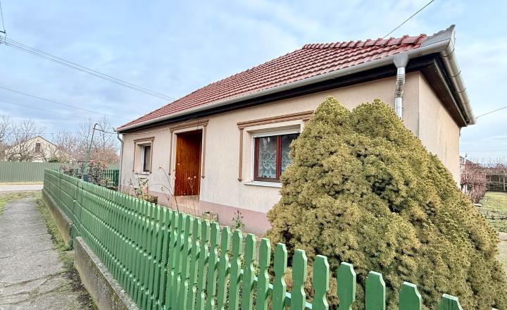 MAĎARSKO - ENCS - 3 IZBOVÝ RODINNÝ DOM S TERASOU, DVOJGARÁŽ, VÝBORNÝ STAV, S PEKNOU UDRŽIAVANOU ZÁHRADOU. - fotografia 5