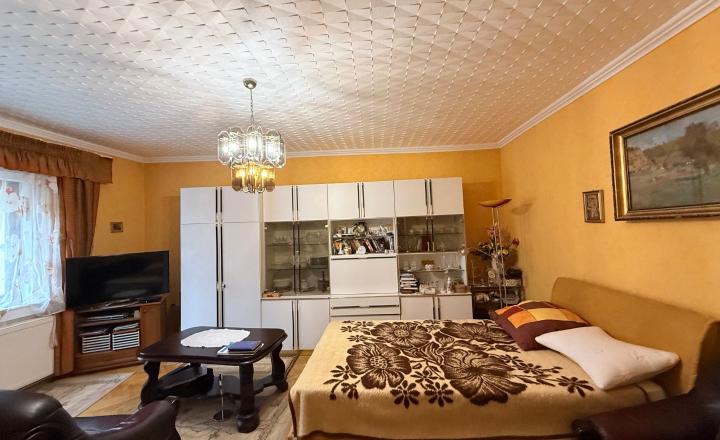 MAĎARSKO - ENCS - 3 IZBOVÝ RODINNÝ DOM S TERASOU, DVOJGARÁŽ, VÝBORNÝ STAV, S PEKNOU UDRŽIAVANOU ZÁHRADOU. - fotografia 6