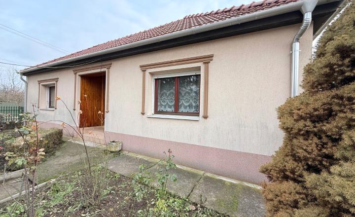 MAĎARSKO - ENCS - 3 IZBOVÝ RODINNÝ DOM S TERASOU, DVOJGARÁŽ, VÝBORNÝ STAV, S PEKNOU UDRŽIAVANOU ZÁHRADOU. - fotografia 10