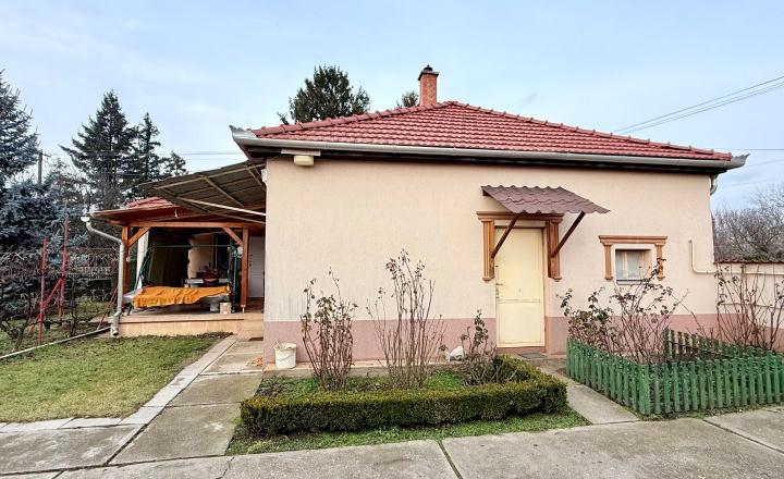 MAĎARSKO - ENCS - 3 IZBOVÝ RODINNÝ DOM S TERASOU, DVOJGARÁŽ, VÝBORNÝ STAV, S PEKNOU UDRŽIAVANOU ZÁHRADOU. - fotografia 11