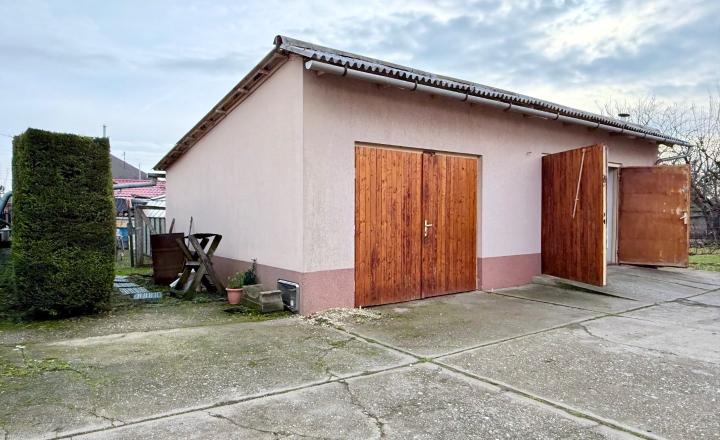 MAĎARSKO - ENCS - 3 IZBOVÝ RODINNÝ DOM S TERASOU, DVOJGARÁŽ, VÝBORNÝ STAV, S PEKNOU UDRŽIAVANOU ZÁHRADOU. - fotografia 12