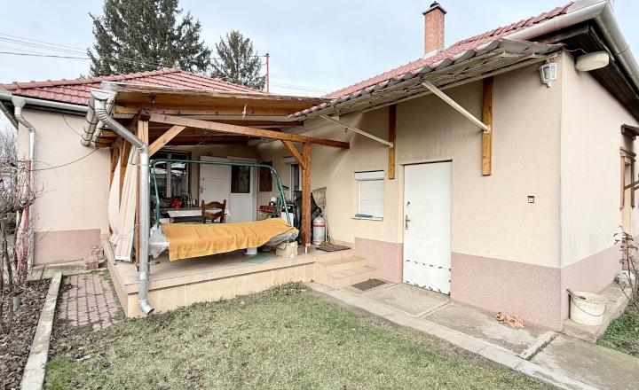 MAĎARSKO - ENCS - 3 IZBOVÝ RODINNÝ DOM S TERASOU, DVOJGARÁŽ, VÝBORNÝ STAV, S PEKNOU UDRŽIAVANOU ZÁHRADOU. - fotografia 14