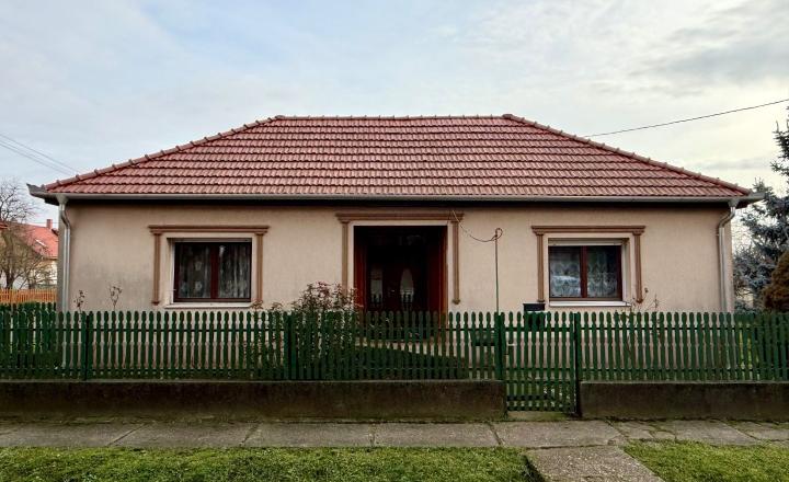 MAĎARSKO - ENCS - 3 IZBOVÝ RODINNÝ DOM S TERASOU, DVOJGARÁŽ, VÝBORNÝ STAV, S PEKNOU UDRŽIAVANOU ZÁHRADOU. - fotografia 15