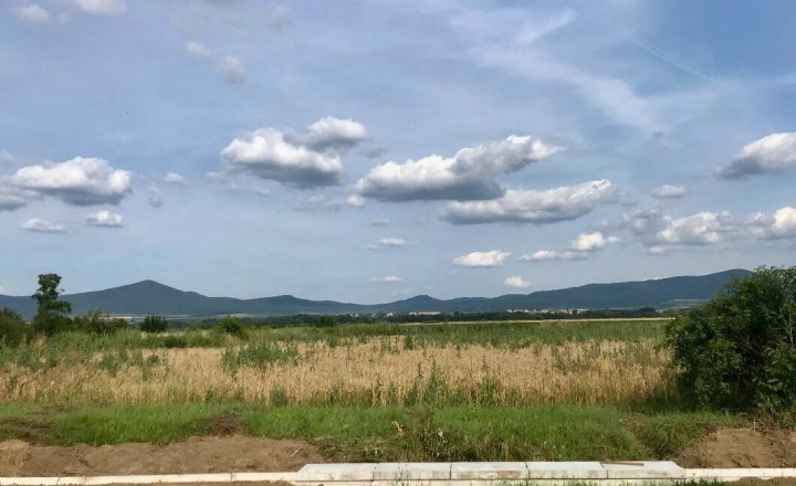 MAĎARSKO - NOVAJIDRANY STAVEBNÝ POZEMOK  1.000 M2, VŠETKY IS.