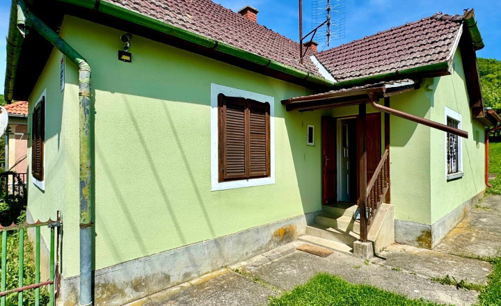 MAĎARSKO - TERESZTENYE  2 IZBOVÝ  RODINNÝ DOM S LETNOU KUCHYŇOU NA POZEMKU 2552 M2
