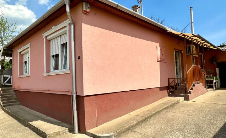 MAĎARSKO - SZENDRŐ ZREKONŠTRUOVANÝ 3 IZBOVÝ RD S PEKNÝM POZEMKOM.