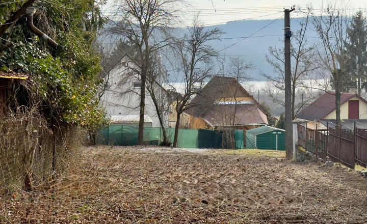 MAĎARSKO - JAZERO RAKACA  STAVEBNÝ POZEMOK 227 M2 - IS NA HRANICI POZEMKU. - fotografia 1