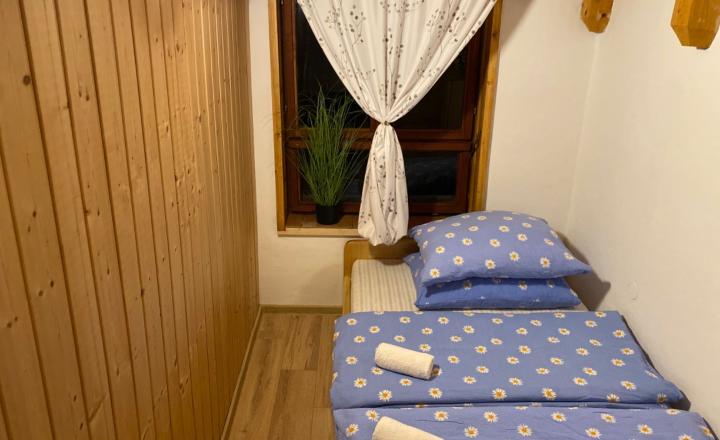 SZALONNA KOMPLETNE ZARIADENÁ 4 IZBOVÁ CHATA PRI JAZERE RAKACA. - fotografia 7