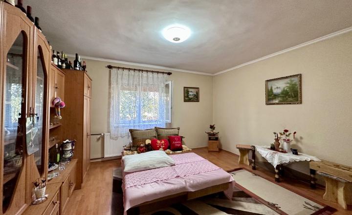MAĎARSKO - SZENDRO  4 IZBOVÝ RODINNÝ DOM NA KĽUDNOM MIESTE - fotografia 3