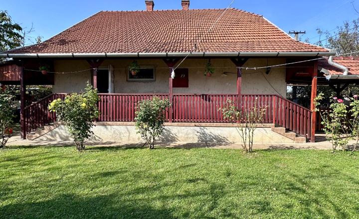 MAĎARSKO - SZENDRO  4 IZBOVÝ RODINNÝ DOM NA KĽUDNOM MIESTE - fotografia 10
