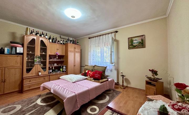 MAĎARSKO - SZENDRO  4 IZBOVÝ RODINNÝ DOM NA KĽUDNOM MIESTE - fotografia 12