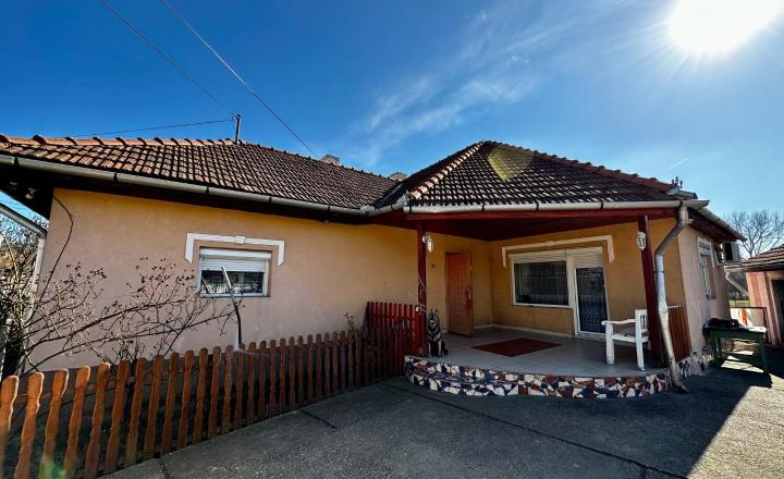 MAĎARSKO - SZENDRO 2 IZBOVÝ PEKNÝ ZREKONŠTRUOVANÝ RODINNÝ DOM  SO SAMOSTATNOU GARÁŽOU