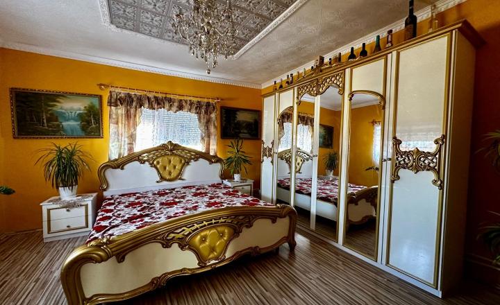 MAĎARSKO - SZENDRO 2 IZBOVÝ PEKNÝ ZREKONŠTRUOVANÝ RODINNÝ DOM  SO SAMOSTATNOU GARÁŽOU - fotografia 1