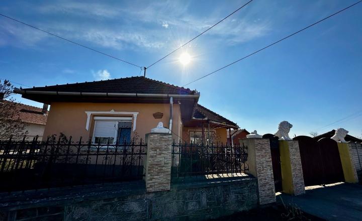 MAĎARSKO - SZENDRO 2 IZBOVÝ PEKNÝ ZREKONŠTRUOVANÝ RODINNÝ DOM  SO SAMOSTATNOU GARÁŽOU - fotografia 5