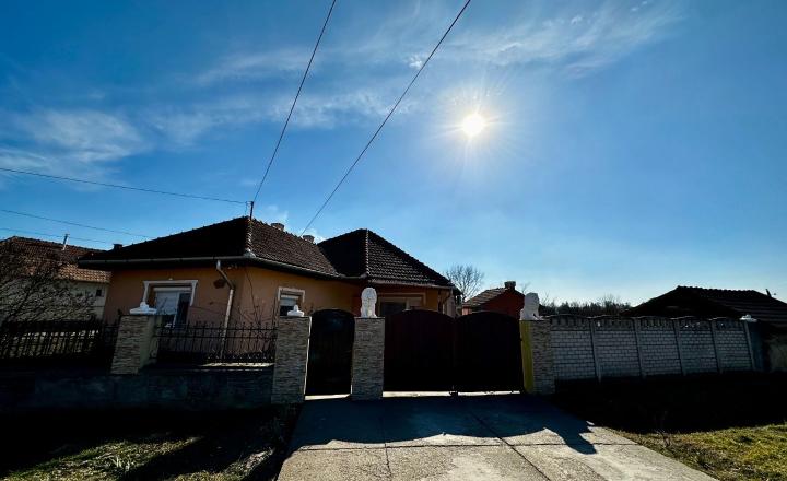MAĎARSKO - SZENDRO 2 IZBOVÝ PEKNÝ ZREKONŠTRUOVANÝ RODINNÝ DOM  SO SAMOSTATNOU GARÁŽOU - fotografia 7